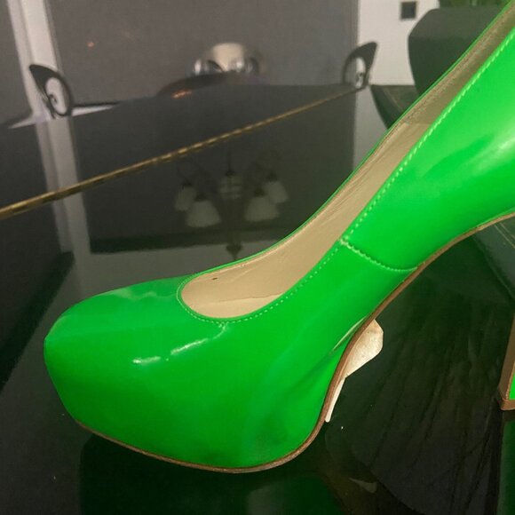 Very Nice NWT Brian Atwood Neon Green Patent Leather Pumps - Size 36/6 - Picture 4 of 4